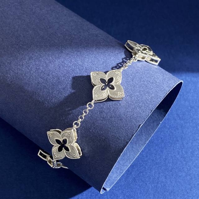 Roberto Coin Keying Four-Petal Flower Four-Leaf Flower With Small White Diamonds
