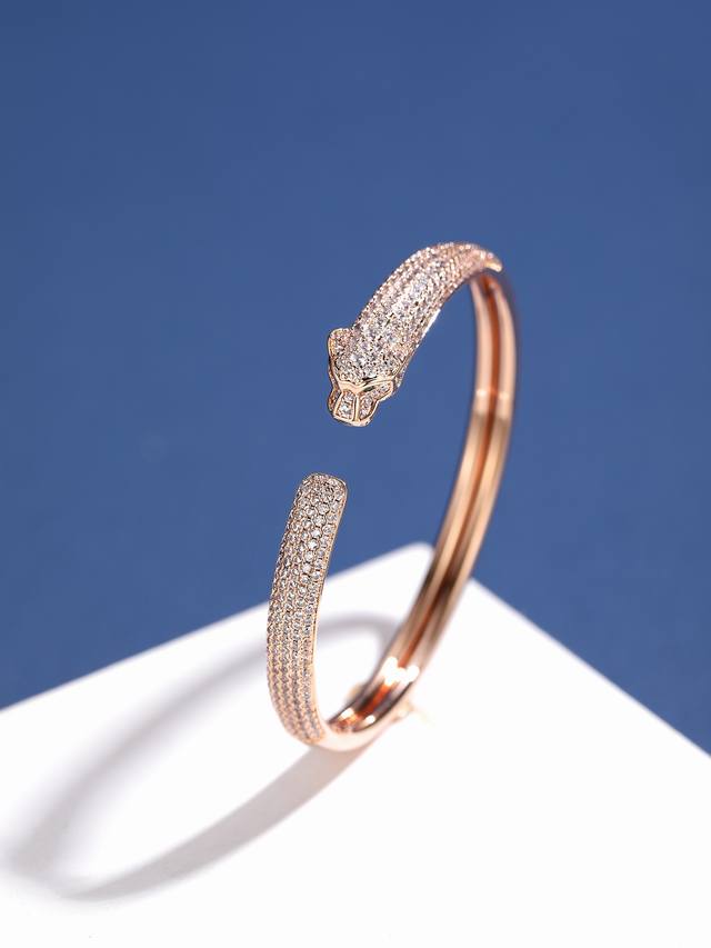 Panth Re De Cart*Er Cheetah Bracelet. Bracelet Size 17. Sparkling Diamonds Adorn