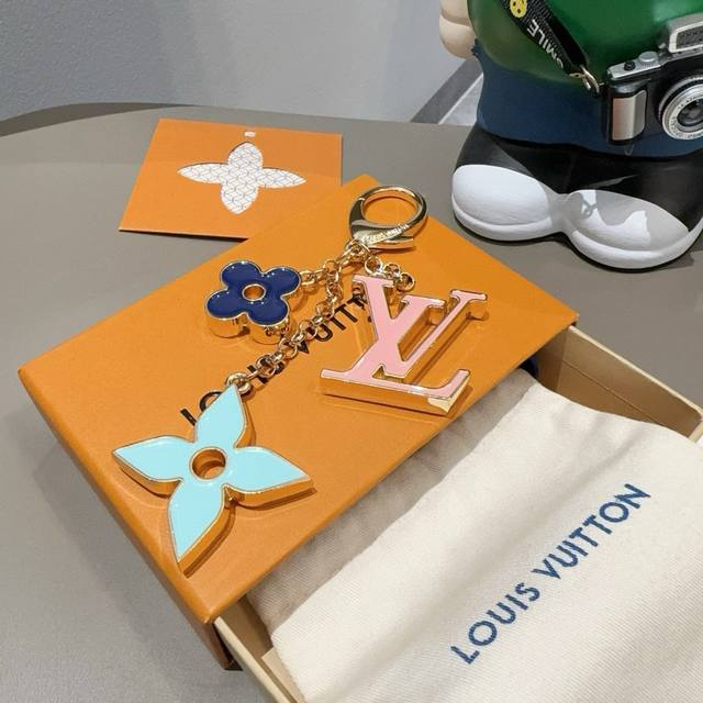 Louis Vuitton Official Website Keyring Lv Classic Four-Petaled Flower Design, St