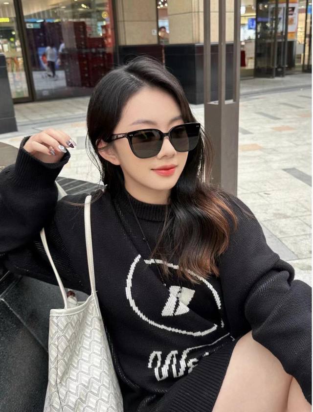 Gucci 2025 Spring New Arrival One-Piece Frame Small-Frame Sunglasses For Men And