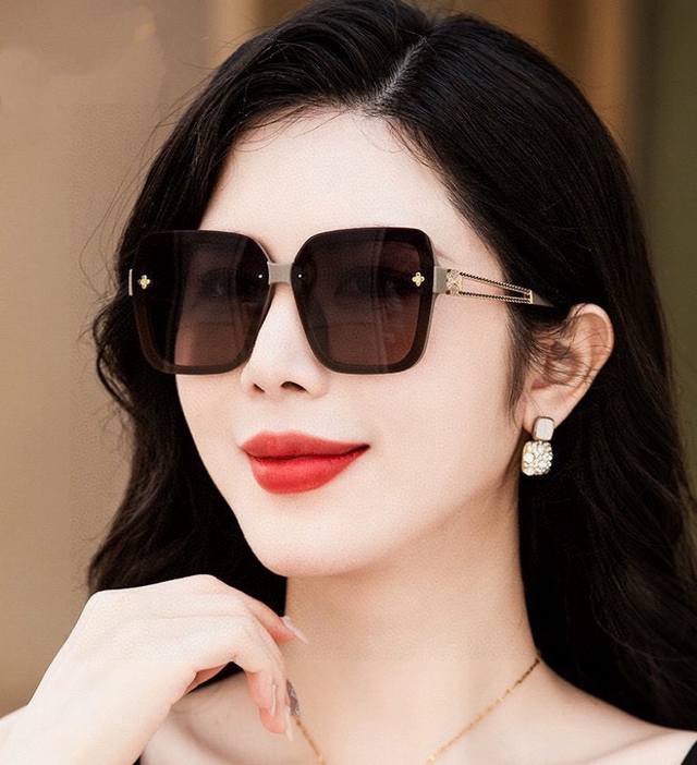 Chanel 2025 New Camellia Trend-Setting Fashion Round Frame High-Definition Polar