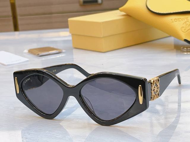 Loew* Loewe New Sunglasses, Model: Lw5135S, Size: 56Mm 17-145