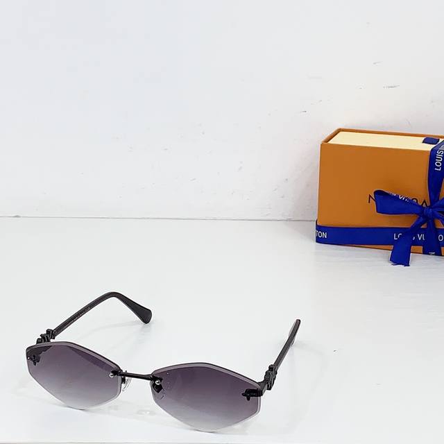 Louis Vuitton*Model: Z24601 Size: 63 X 17-145 1302150