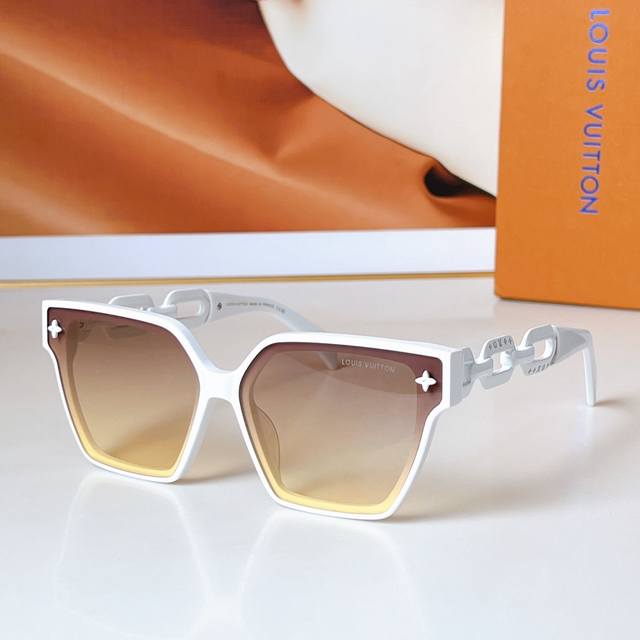 Louis Vuitto* Model: Z2039U Size: 54 Inches 19-148