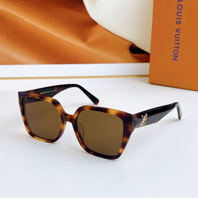 Louis Vuitton Model: Z1761 Size: 54 Mouth 18-140