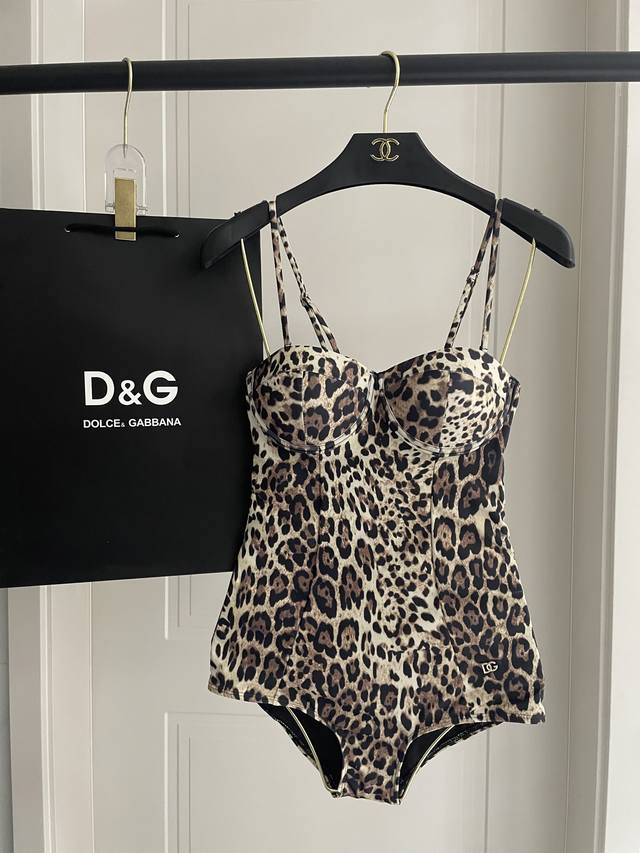 Dior New Split-Style Swimsuit Suitable For Various Occasions: Beach, Swimming Po
