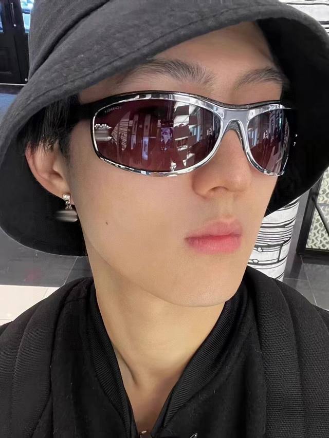 Chanel 2025 New European And American Retro Silver Curved Chanel-Style Sunglasse