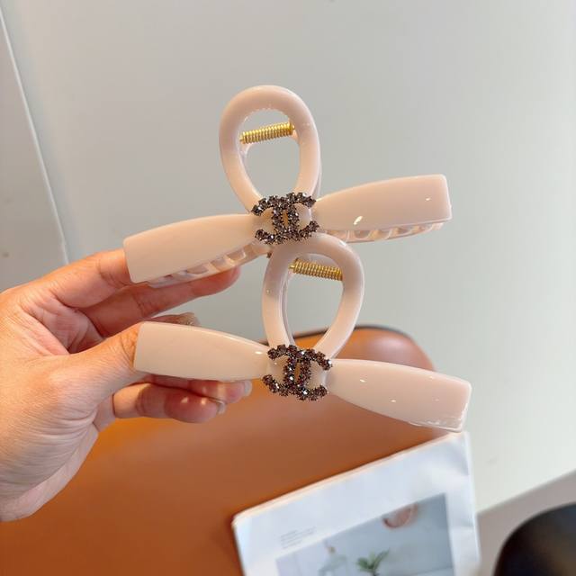 With Packaging Chanel New Fashionable Hair Clip, A Must-Have Accessory For Godde
