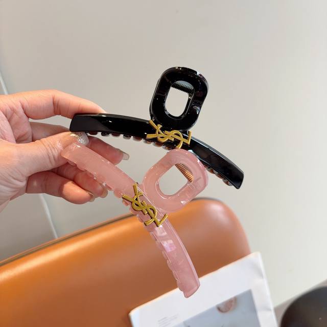 With Packaging Saint Laurent New Fashion Hair Clip, A Must-Have Accessory For Go