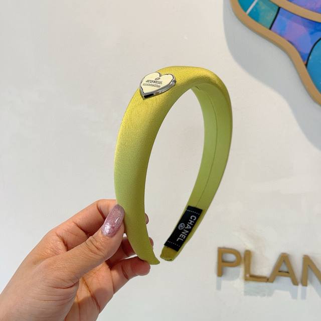 With Packaging Chanel New Exquisite Letter Hairband, Retro Influencer-Favorite H