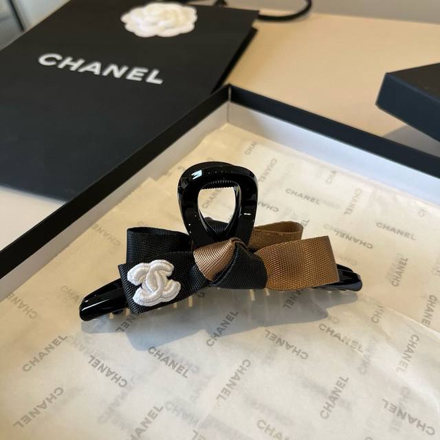 Chanel New Grab Clip