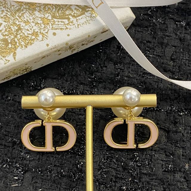 Dior Earring Bestsellers Now Available! Double Pearl Pink Drip-Style Cd Pendant