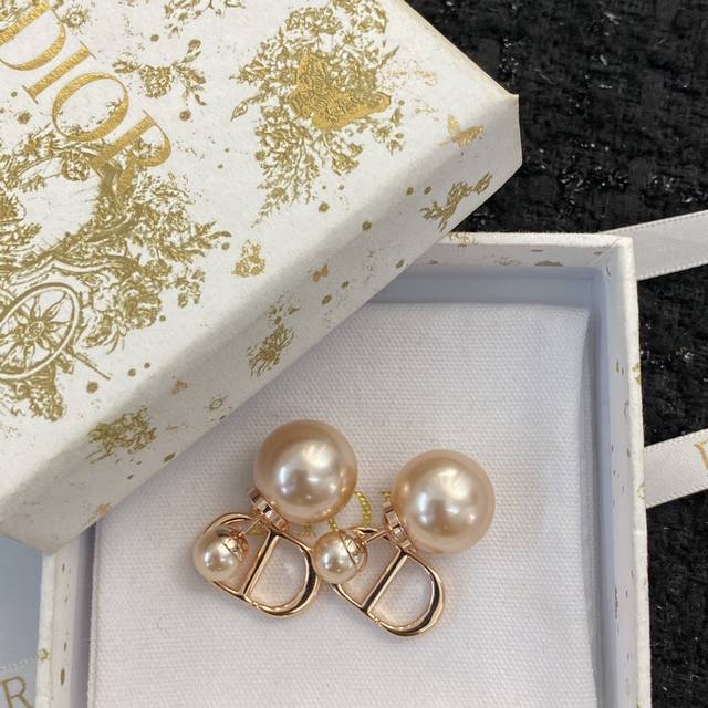 Dior Earring Bestsellers Now Available! Champagne-Colored Double Pearl Cd Pendan