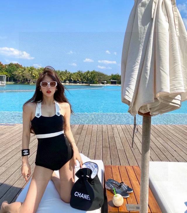 Song Qian's Same-Style Chanel Vintage One-Piece Swimsuit, Flattering And Figure-