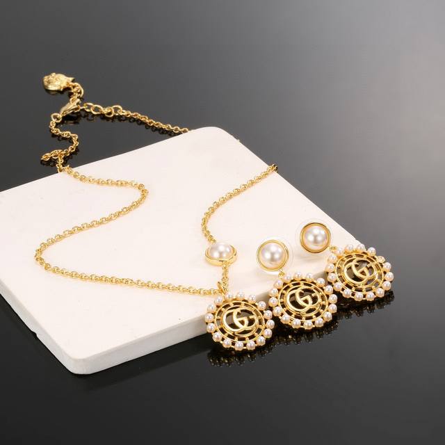Gucci Necklace And Earrings 60 High-End, Stunningly Beautiful, Because It's A Li