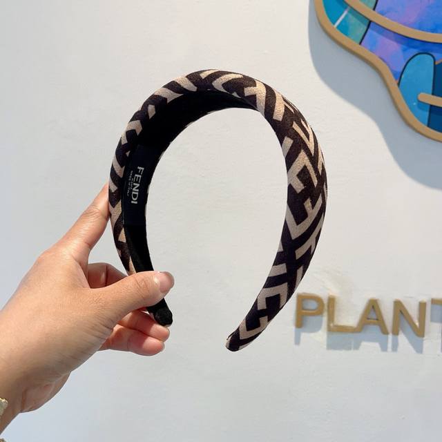 With Packaging Fendi Fendi New Arrival Hairband, Wide Version, Simple And Versat