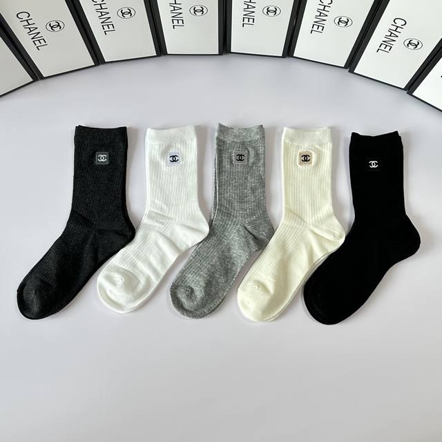 Special Packaging Chanel New Classic Embroidered Mid-Length Pile Socks! One Box