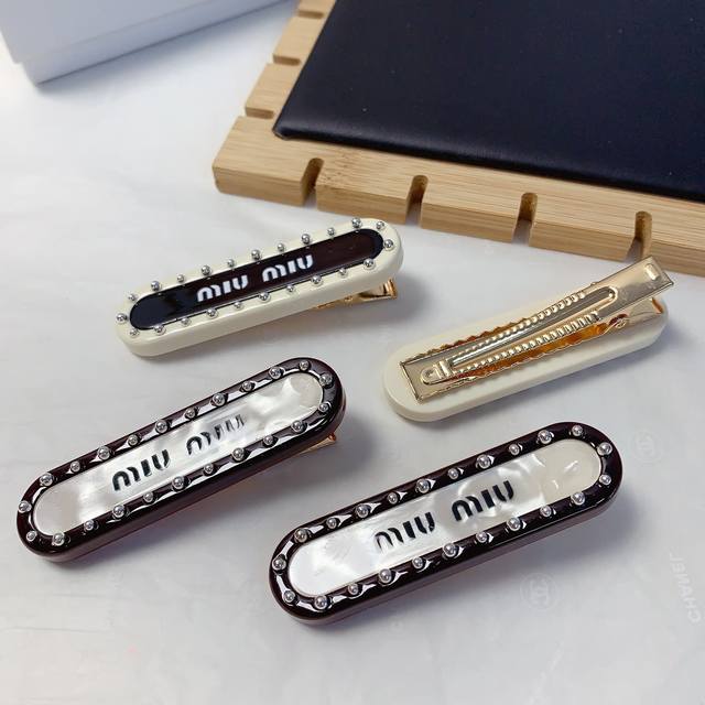 Miu Miu Miu Miu Hairpin Acrylic Diamond-Studded Logo Edge Clip Bangs Clip Daily