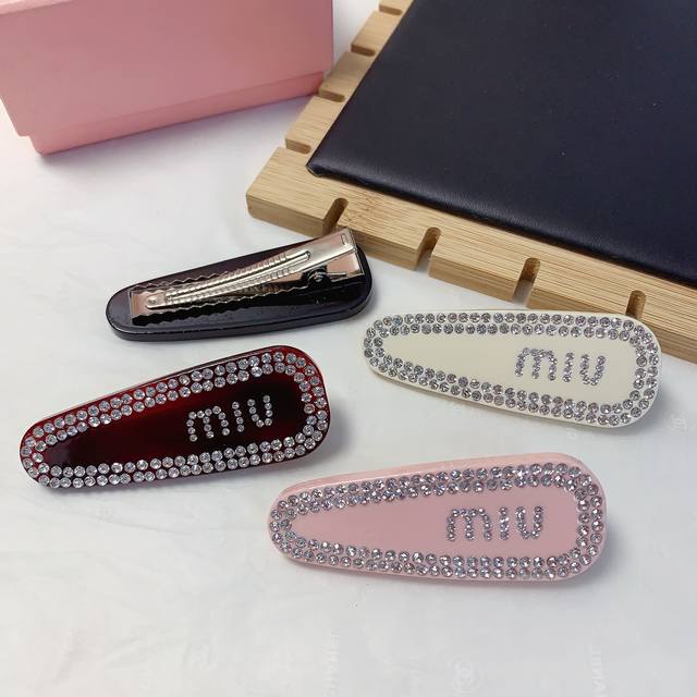 Miumiu Miumiu Hairpin Acrylic Diamond-Studded Logo Side Clip Bangs Clip Press Cl