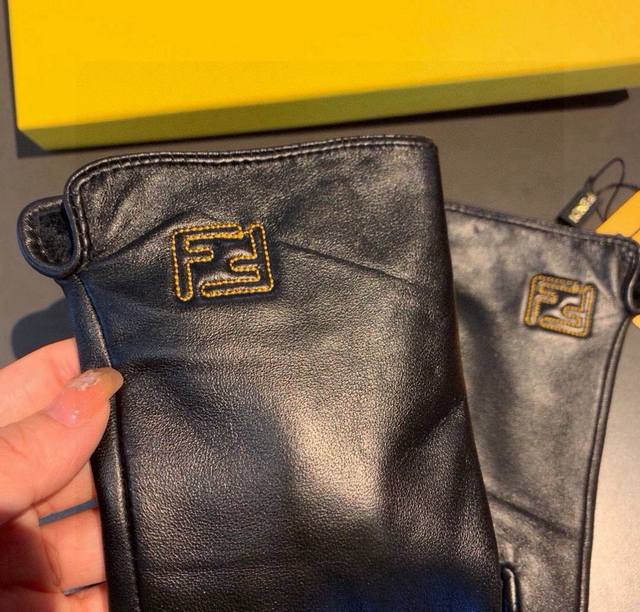 Fendi Autumn/Winter Sheepskin Embroidered Gloves With Touchscreen, Worth Compari