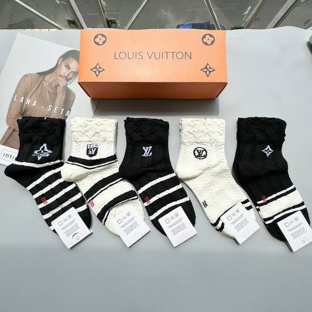 Packaging: One Box Of Five Pairs Of Lv Louis Vuitton Socks In A High Version ~ S