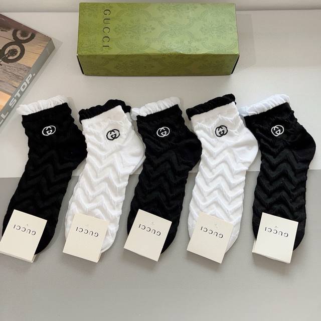 With Packaging, 5 Pairs Per Box. Gucci Ultra-Popular Small Item, Ear-Shaped Embr