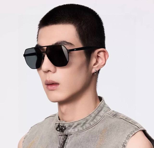 Gucci Men's Vibrant Pilot Polarized Sunglasses Material: High-Definition Nylon W