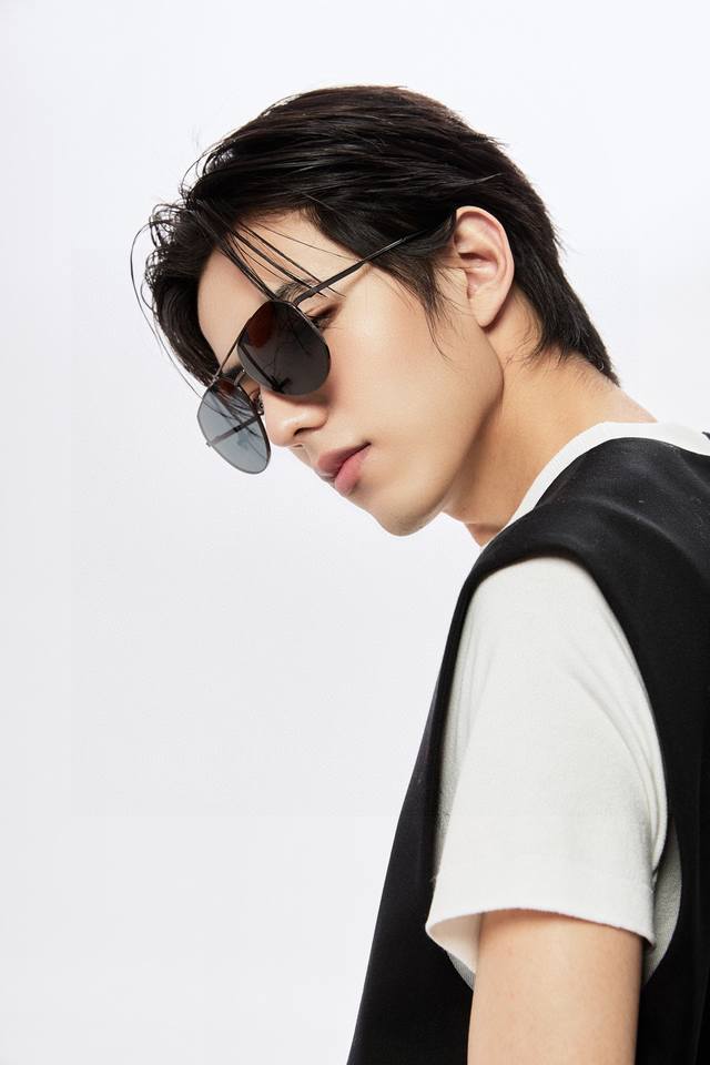 Gucci Men's Vibrant Pilot-Style Polarized Sunglasses. Material: High-Definition