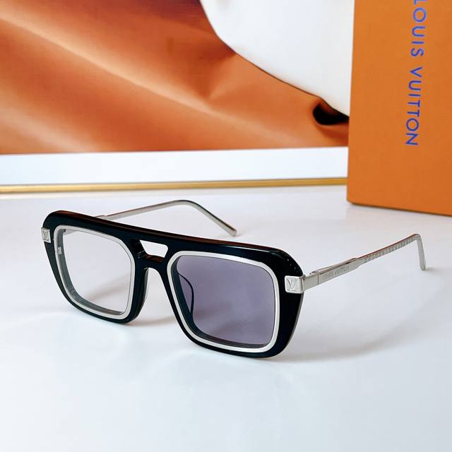Color-Changing 20. Louis Vuitto* Model: Z2193U Size: 51-22-140