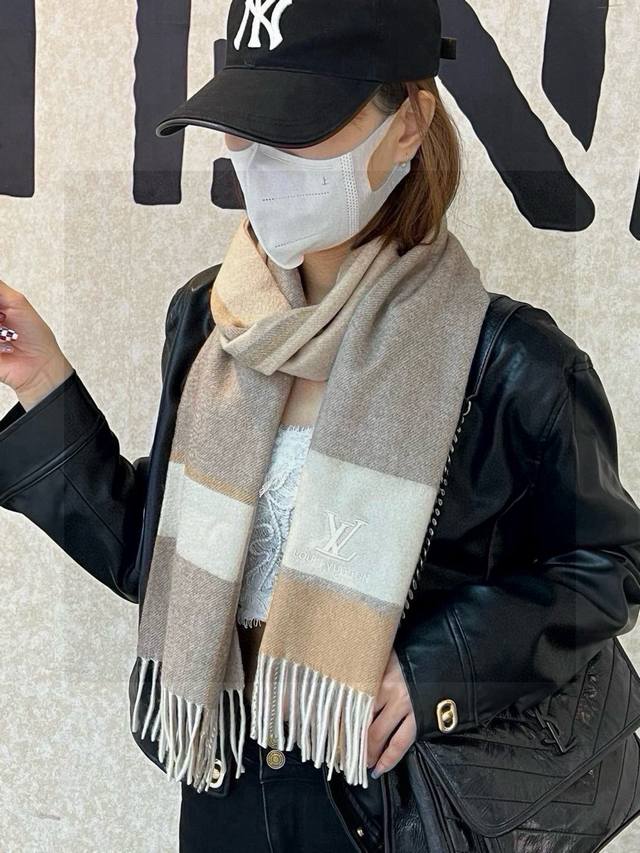 Premium Recommendation: Lv New Arrival Couple's Set Cashmere Scarf Crafted From