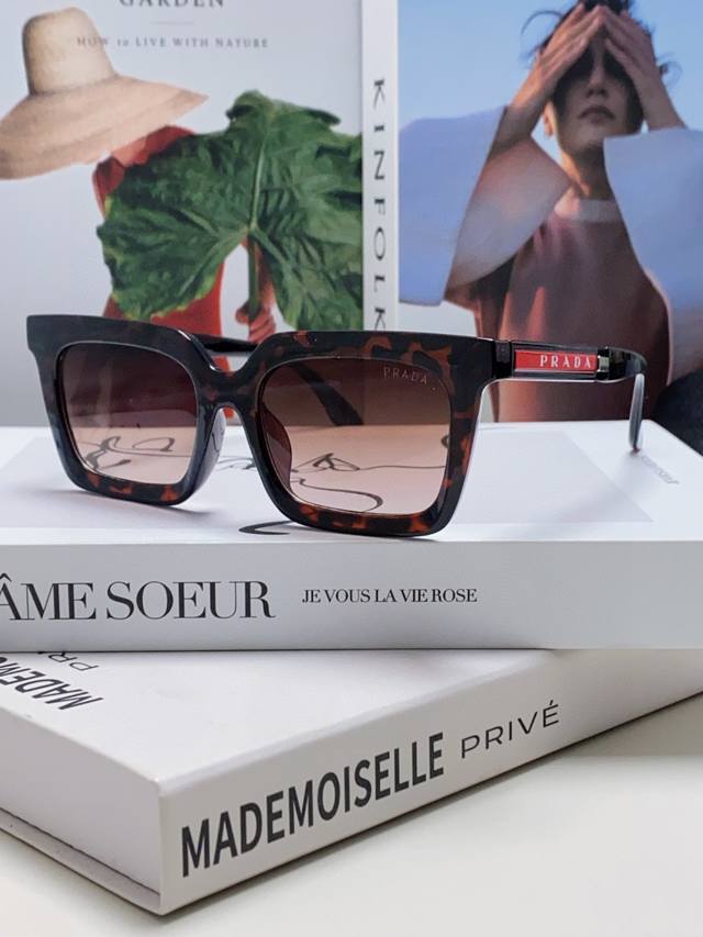 Prada 2025 New Arrival Top-Tier Men's Clothing Color-Block Design With A Sporty