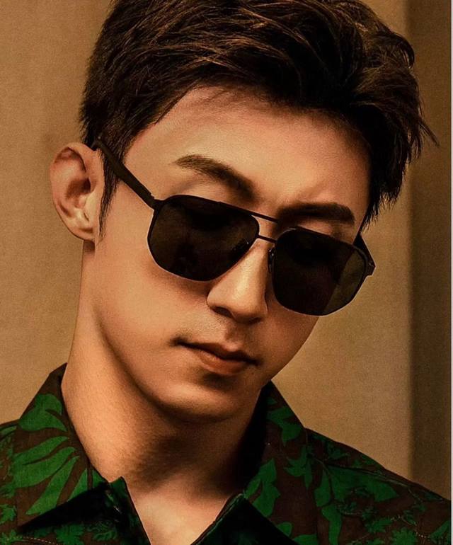 Gucci Men's Vibrant Pilot Polarized Sunglasses. Material: High-Definition Nylon