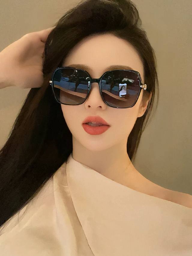 Dior Polarized Sunglasses With A Fashionable Design, Perfect For Driving. A Worl