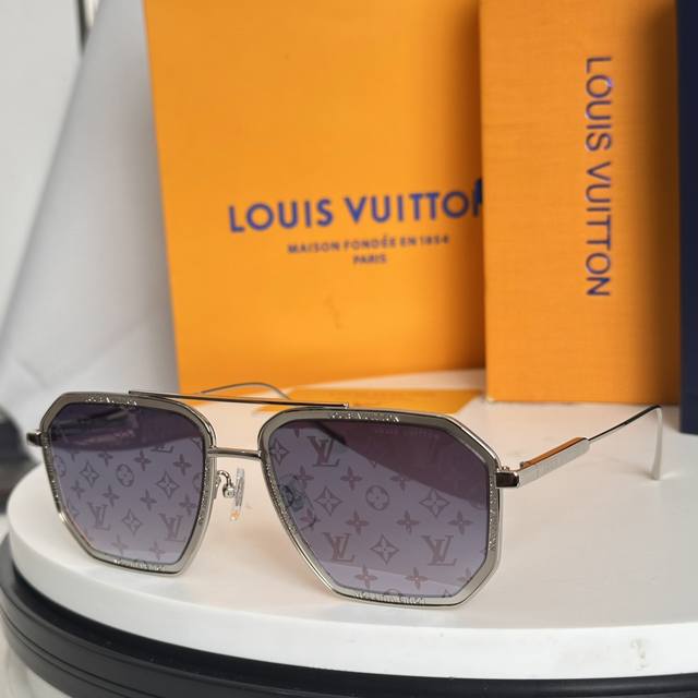 Louis Vuitto*Model: Z1318 Size: 56 Mouth 19-145