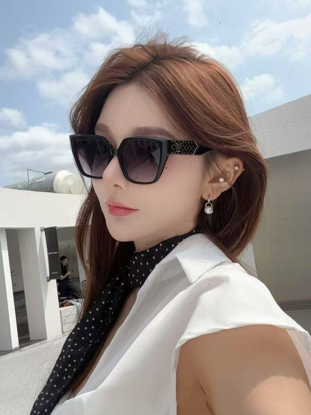 Louis Vuitton*Model: Z1869 Size: 54Mm 18-145