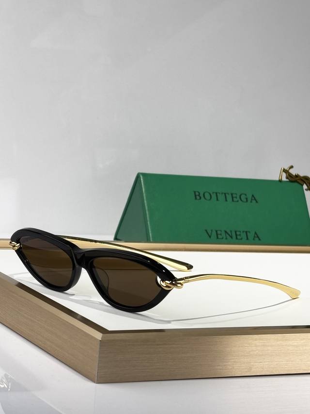 Bottega Venet* Model: Bv1390S Size: 56 X 14-145