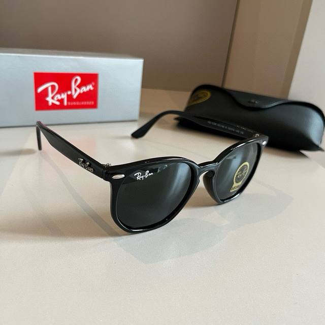 Ray-Ban Trendy Men's And Women's Street-Style Sunglasses, Lightweight And Comfor