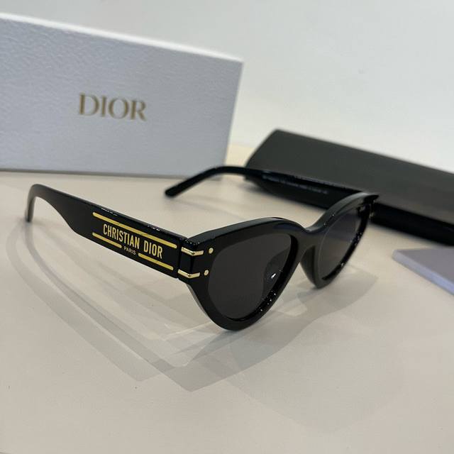 Dior Cat-Eye Sunglasses, The Same Style As The Blogger's Dior Sunglasses.