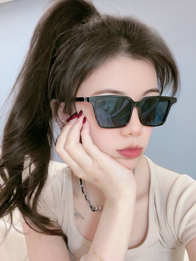 Miu Miu 2025 Spring New Arrival Shimmering New Design, Elegant Debut. Trendy Sun