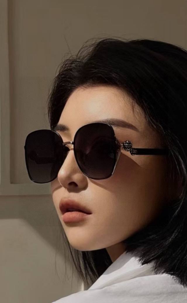 Chanel 2025 New Arrival Camellia Trend-Setting Sunglasses Fashionable Round Fram