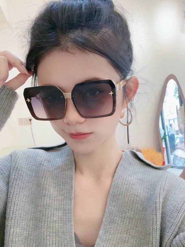 Lv 2025 Spring New Arrival, Trendy Bestseller, Fashionable Square Frame Sunglass