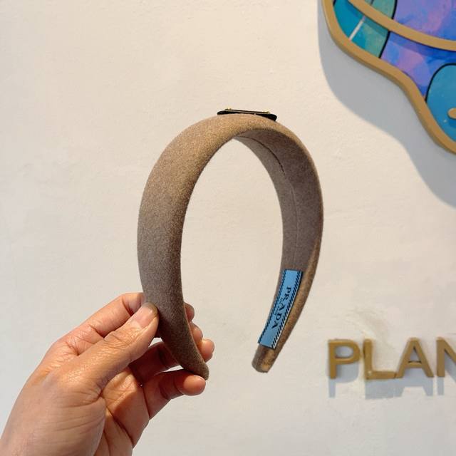 With Packaging Prada Prada's New Autumn/Winter Woolen Trendy Letter Hairband.A M