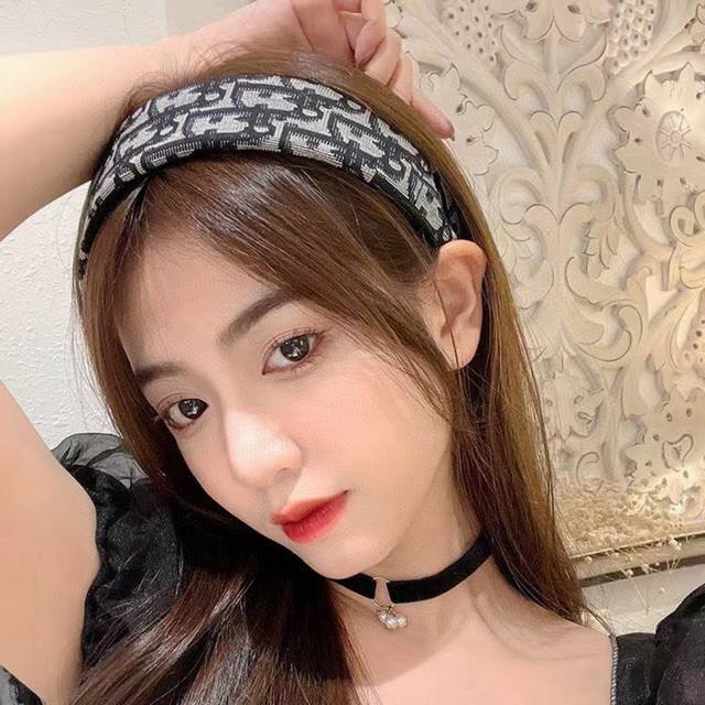 With Packaging Dior New Wide-Brimmed High-End Hairband, A Must-Have For Influenc