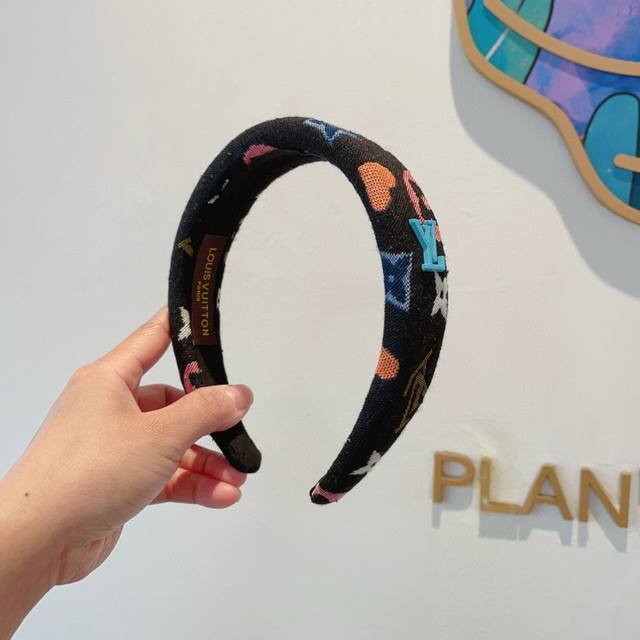 With Packaging Lv Louis Vuitton Graffiti-Inspired New Hairband, Fashionable And