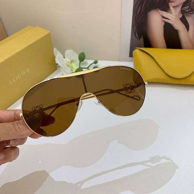 Loewe New Retro-Inspired Fashion Sunglasses With A One-Piece Frame, The Same Sty