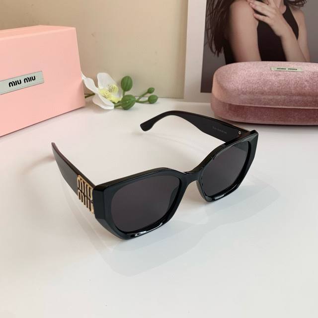 Miumiu Miu Miu European Luxury Brand Unisex Square Frame Sunglasses, Uv-Protecti