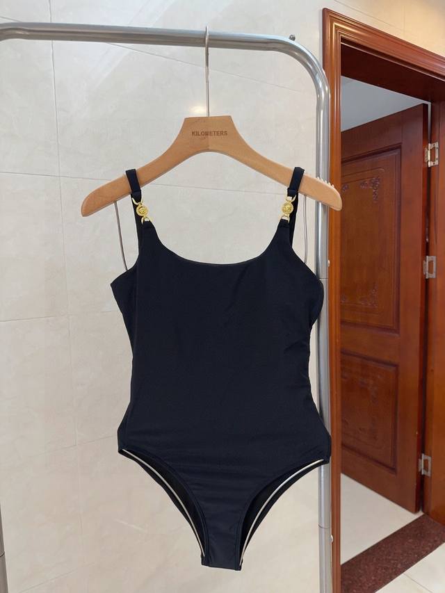 Versace Swimsuit, A Must-Have For Fashion-Forward Individuals! The Actual Produc