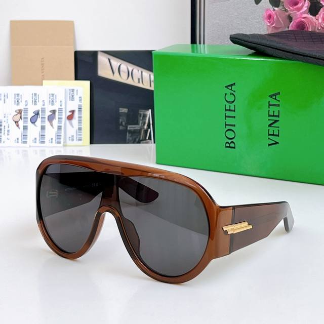 Monochrome Ultra-Cool Oversized Sunglasses, Face-Slimming Design Bottega Veneta