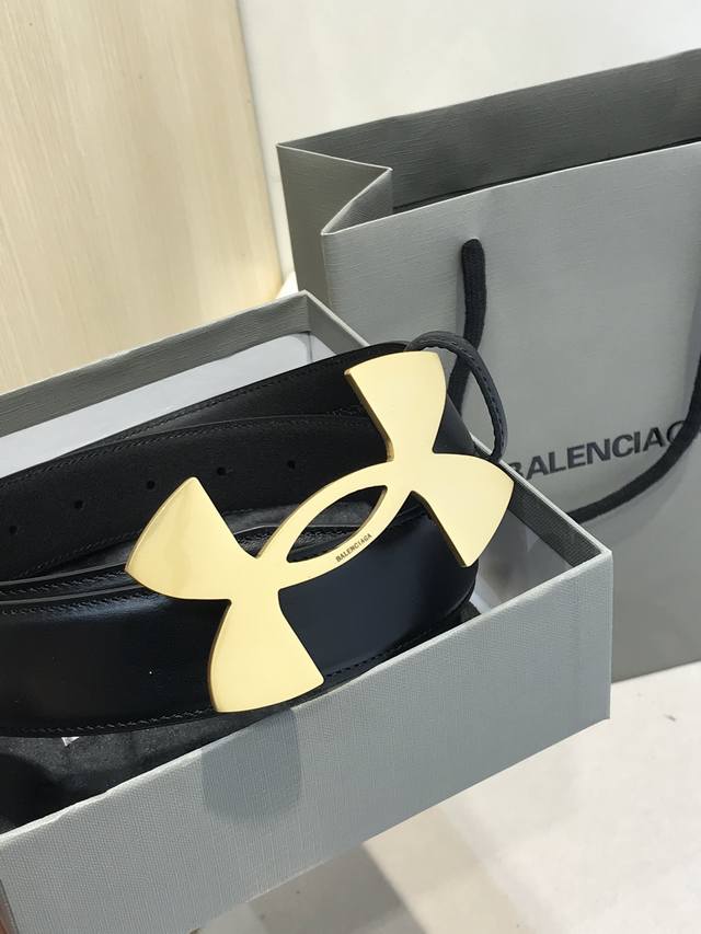 Special Balenciaga Fall-Winter 35Mm Black Belt Features A Retro Aesthetic Design
