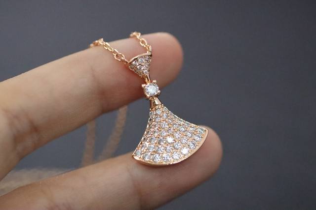 Love On The Seventh Night, Gift Special Bvlgari Rose Gold Full Diamond Skirt Col